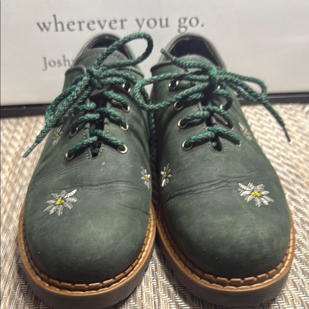 Green and White Flats with Embroidered Accents Women SZ  7.5/38 Box3